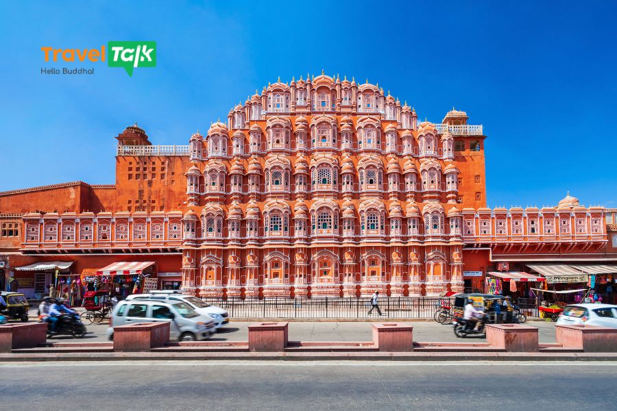 Hawa Mahal, 'Cung điện Gió', nổi bật với 953 ô cửa sổ nhỏ đầy mê hoặc