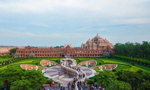 Đền Akshardham là trong số công trình kiến trúc đồ sộ và tinh xảo nhất của Ấn Độ