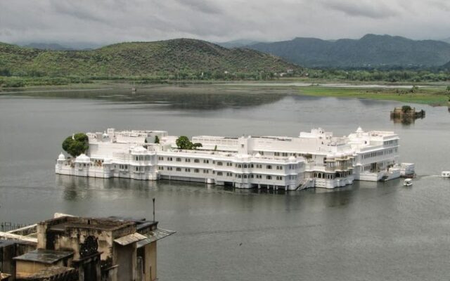 Taj Lake Palace nổi bật ở giữa lòng hồ Pichola