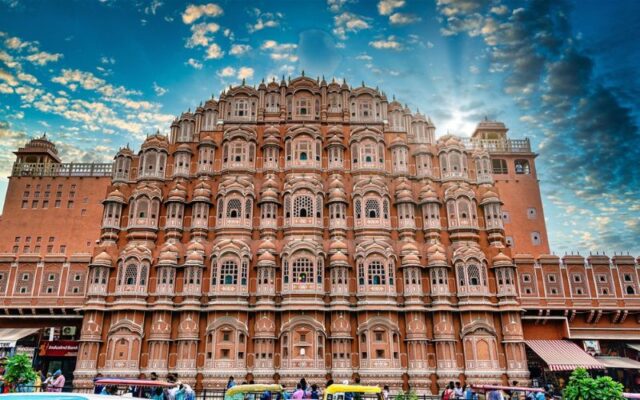 Cung điện gió Hawa Mahal gần 1.000 ô cửa sổ