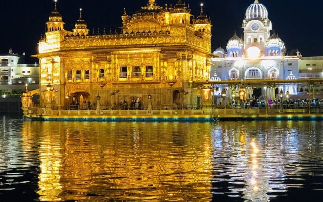 Vẻ đẹp lộng lẫy của Đền vàng Harmandir Sahib