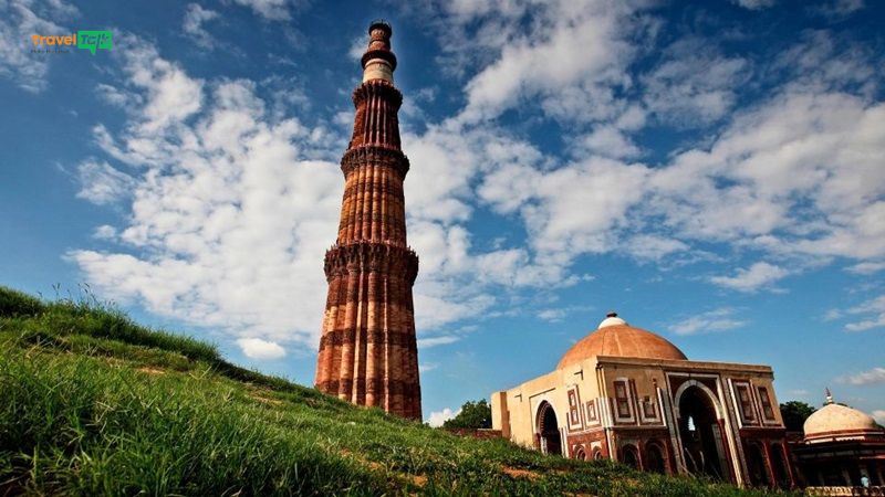 Tháp Qutub Minar đã trở thành biểu tượng của Vương quốc Hồi giáo Delhi ở hiện tại