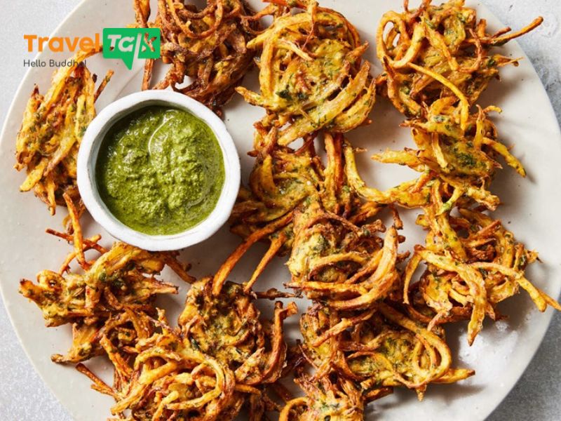 Pakora là món snack truyền thống được tẩm bột và chiên