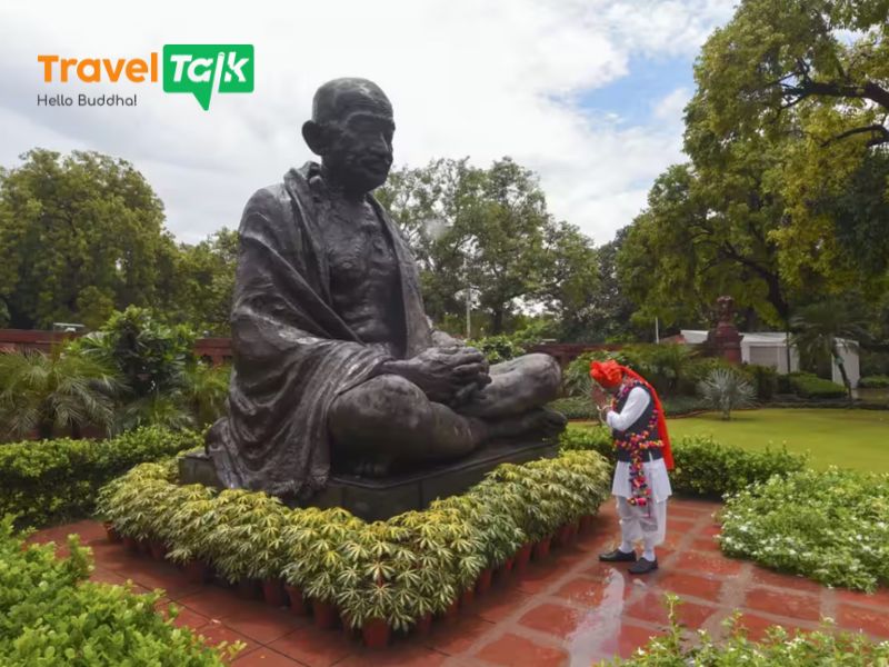 Lăng Mahatma Gandhi địa điểm nổi bật lưu trữ tro cốt của người cha già Ấn Độ