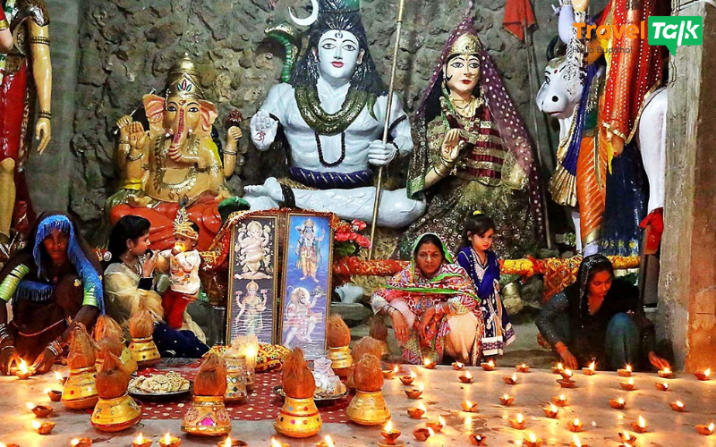 Trong Ấn Độ giáo, hoạt động thờ phụng gọi là puja thường diễn ra tại Mandir (đền thờ)