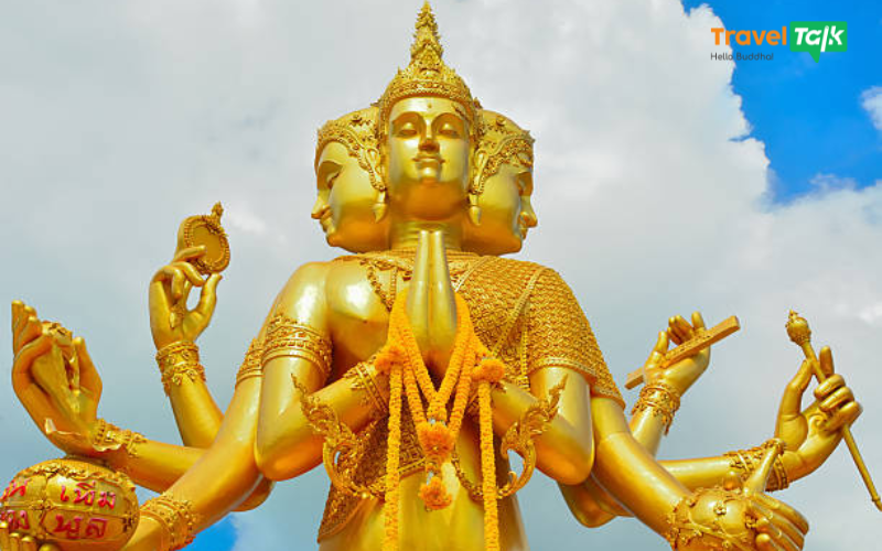 Ấn Độ giáo ra đời ở đâu-Thần Brahma  có bốn đầu, bốn tay, tượng trưng cho trí tuệ và sự thấu hiểu bốn phương