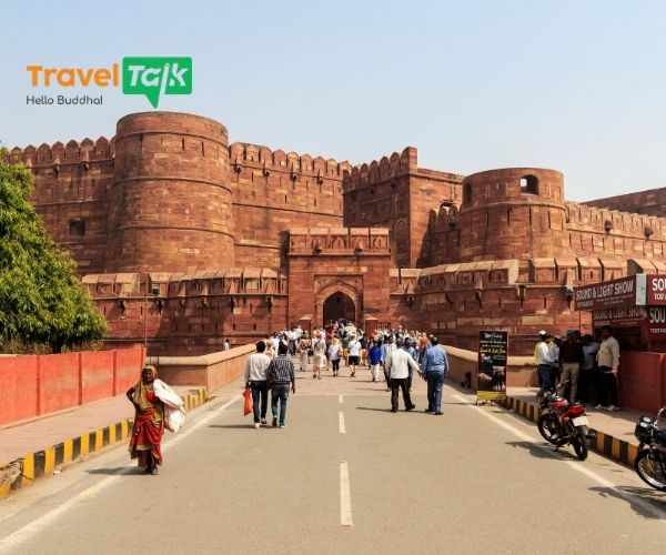 Agra Fort gây ấn tượng với những bức tường sa thạch đỏ đồ sộ