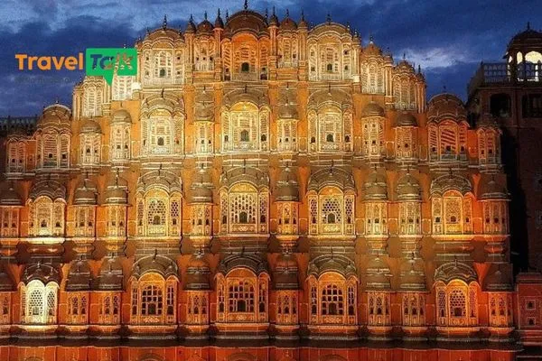 Hawa Mahal (Cung điện Gió), tòa nhà 5 tầng với 953 cửa sổ