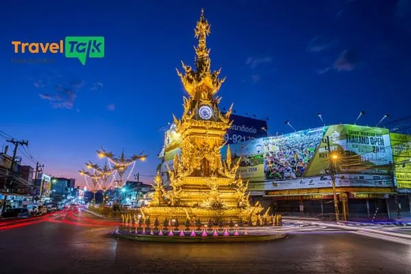 Tháp đồng hồ vàng nằm ngay trung tâm thành phố, được thiết kế bởi Chalermchai Kositpipat