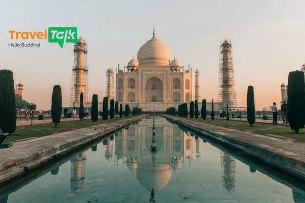 Lăng mộ đá cẩm thạch trắng do Shah Jahan xây dựng (1632-1653) tưởng nhớ hoàng hậu Mumtaz Mahal