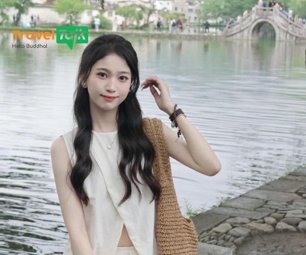 Set chân váy phối với áo sát nách