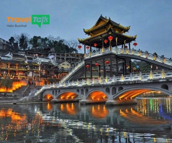 TravelTalk - Đơn vị cung cấp dịch vụ đặt tour du lịch Phượng Hoàng Cổ Trấn uy tín