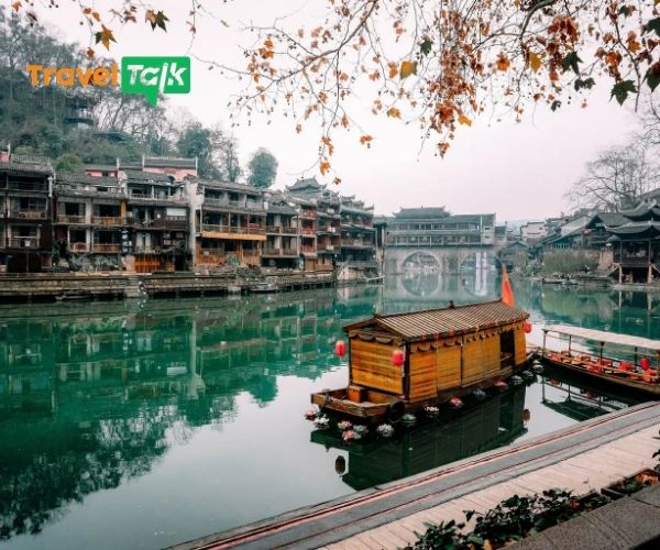 Đi Phượng Hoàng Cổ Trấn mặc gì để có bộ ảnh đẹp nhất