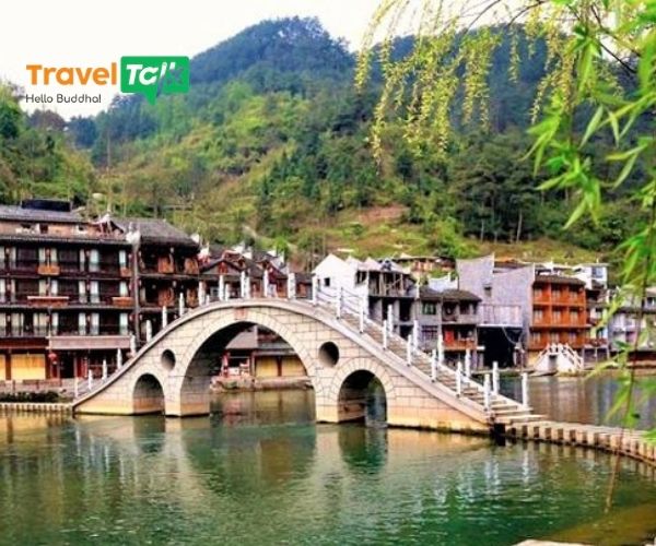 Đi Phượng Hoàng Cổ Trấn mùa Xuân mặc gì?