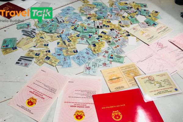 Giấy tờ du lịch giả mạo hoặc bị làm giả